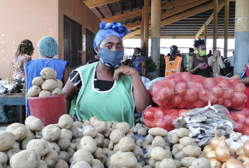 5 May 2020, Luanda, Angola - Sellers wearing protective face masks stand at their stall at the Asa Branca Market. WHO and FAO officers, along with local authorities and Ministry of Social Affairs, Family and Women Empowerment staff visited the market to check sanitarian measures adopted to prevent COVID-19 spread in the market. Credit: ©FAO/ C. Marinheiro / FAO